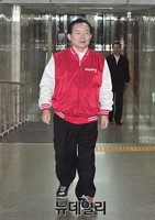 [포토] 비공개 최고위회의 참석하는 이인제 의원