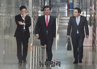 [포토] 당 대표실로 향하는 원유철 원내대표