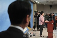 [포토] 손혜원 홍보위원장 출마 기자회견 바라보는 정청래