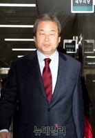 [포토] 당 대표실로 향하는 김무성 새누리당 대표