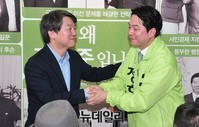[포토] 악수 나누는 안철수 대표와 정호준 후보