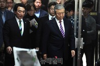 [포토] 굳은 얼굴로 회의장 떠나는 김종인 위원장