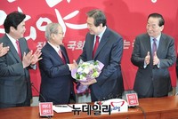 [포토] 환영받는 강봉균 새누리당 선거대책위원장