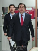 [포토] 공천관련 기자회견 위해 입장하는 김무성 대표