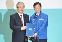 [포토] 더불어민주당 공천장 받은 진영 의원