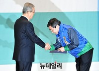 [포토] 공천장 받는 더불어민주당 이종걸 원내대표