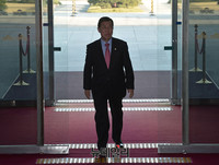 [포토] 긴급최고위 회의 입장하는 황진하 사무총장