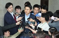 [포토] 회의 참석하는 새누리당 김태호 최고위원