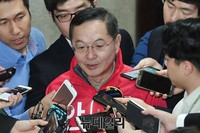 [포토] 회의장으로 향하는 안대희 최고위원