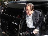[포토] 새누리당사로 들어서는 김무성 대표