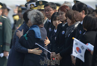 [포토] 천안함 유족과 포옹하는 박근혜 대통령