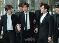 [포토] 리더 성규 부축하며 입장하는 인피니트