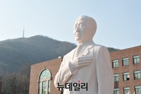 [포토] 대한민국사랑회, 이승만 박사 석상 경인여대에 기증