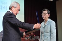 [포토] 이승만 대통령 석상 기증패 전달받는 김길자 총장