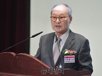 [포토] 이승만 대통령 석상제막식 축사하는 이승윤 전 부총리