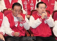 [포토] 물 마시는 새누리당 '서청원-이인제' 공동선대위원장