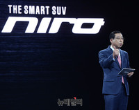 [포토] 소형SUV 니로 소개하는 기아차 박한우 사장