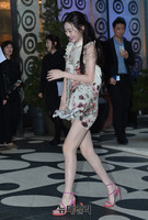 [포토] 설리, 봄 돌풍에 날리는 꽃무늬원피스