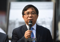 [포토] 회견문 낭독하는 안재철 이사장