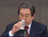 [포토] 물마시는 김무성 대표