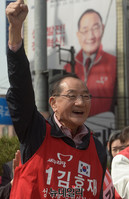 [포토] 거리 유세하는 새누리당 김효재 후보