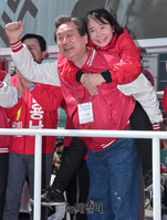 [포토] 김무성 등에 업힌 정미경 후보