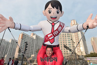 [포토] 세종 박종준, 대형공기인형 활용한 선거운동
