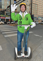 [포토] 세종 구성모, 전동휠로 유권자 만나며 지지호소