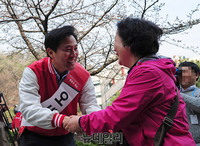 [포토] 시민과 인사하는 오세훈 후보