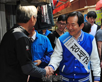 [포토] 창신시장 유세하는 정세균 후보