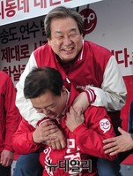 [포토] 민경욱 후보 등에 업힌 김무성 대표