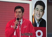 [포토] 주민들에게 지지 호소하는 관악을 오신환 후보