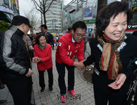 [포토] 외동시장 찾은 이만기 후보, 김무성-김태호 지원유세