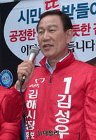 [포토] 지지 호소하는 김성우 김해시장 후보