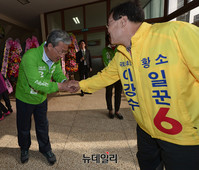 [포토] 정읍 여성유권자 잡으려 정읍실내체육관 찾은 '유성엽-이강수'