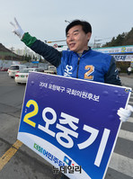 [포토] 출근길 인사하는 포항 북 오중기 후보