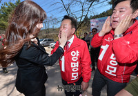 [포토] 대구 북구 을, 운암지서 유세 이어가는 양명모 후보