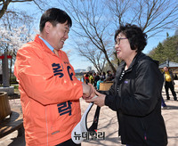 [포토] 대구 북구 을, 운암지 찾은 홍의락 후보