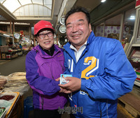 [포토] 대구 동구 을, 방촌시장 밀착유세하는 이승천