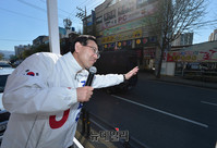 [포토] 대구 수성 을, 유세차로 지지호소하는 주호영