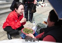 [포토] 표심 잡으려 사상구 골목 누비는 손수조 후보