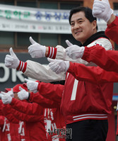 [포토] 육거리 찾은 박대출, 가족과 함께 율동으로 지지 호소