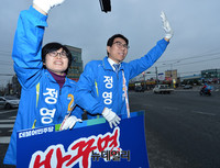 [포토] 퇴근길 유세하는 진주 갑 정영훈 후보 내외