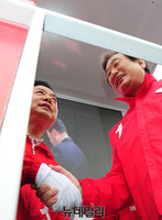 [포토] 인사하는 김무성-구상찬