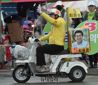 [포토] 오토바이로 유권자 찾아다니는 민주당 최용준 후보