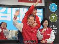 [포토] 김무성 등에 업힌 이준석 후보