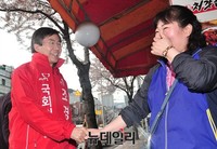 [포토] 부산 사하구 주민들에게 지지호소하는 조경태 후보