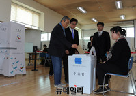 [포토] 사전투표하는 김종인 대표