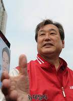 [포토] 김무성 대표, 악수하며 지지호소