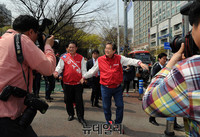 [포토] 이사철 후보 지원 나선 김무성